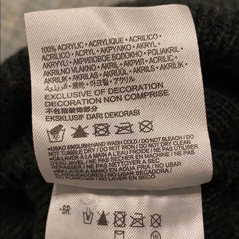 NWT Levi’s Youth Pom Beanie Hat - Picture 4 of 4